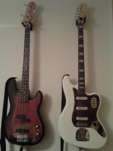A la izquierda, un Precision típico, a la derecha, un Squier Bass VI